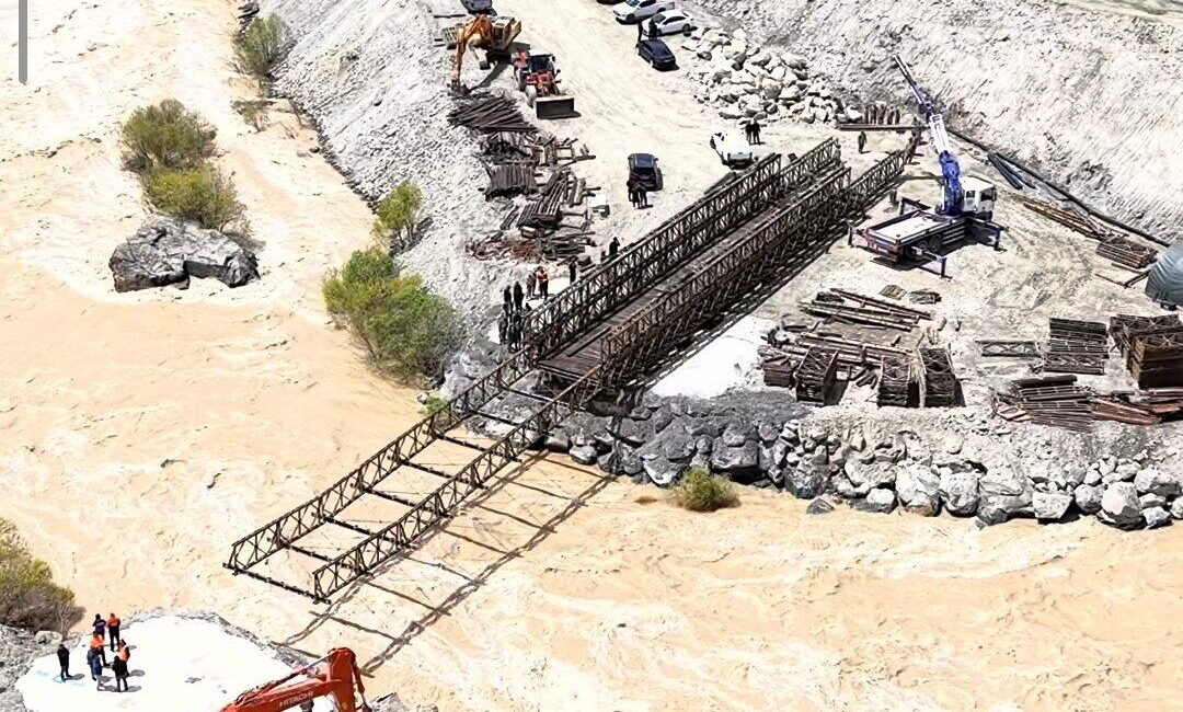 Hakkari-Van kara yolunda meydana gelen heyelan sonrasında bölgede Türk Silahlı