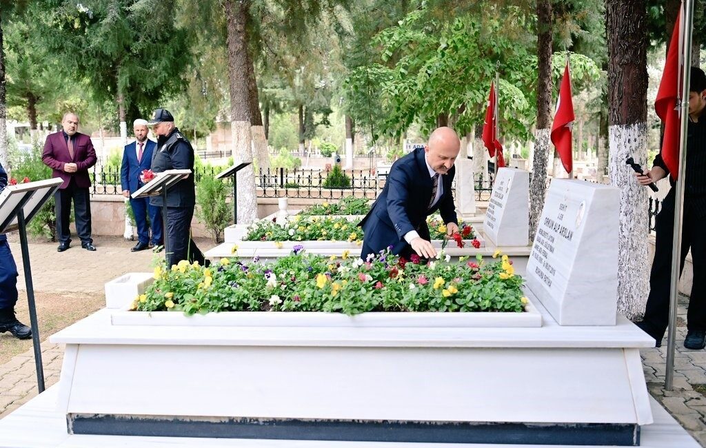 Cumhurbaşkanlığı kararnamesiyle Aydın Valiliği’ne atanan Vali Dr. Osman Varol, şehitlikleri