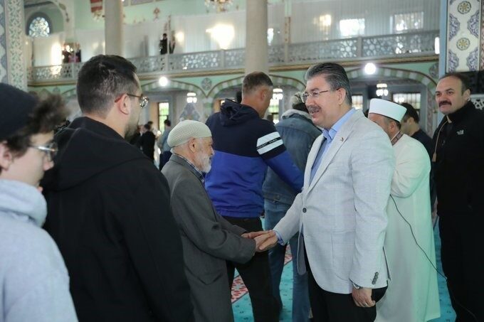 Eskişehir Valisi Erdinç Yılmaz, bayram namazını Reşadiye Camii’nde vatandaşlarla birlikte