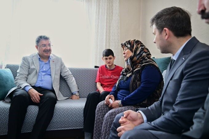 Eskişehir Valisi Dr. Erdinç Yılmaz, Ayşegül Doğan ve ailesini ziyaret
