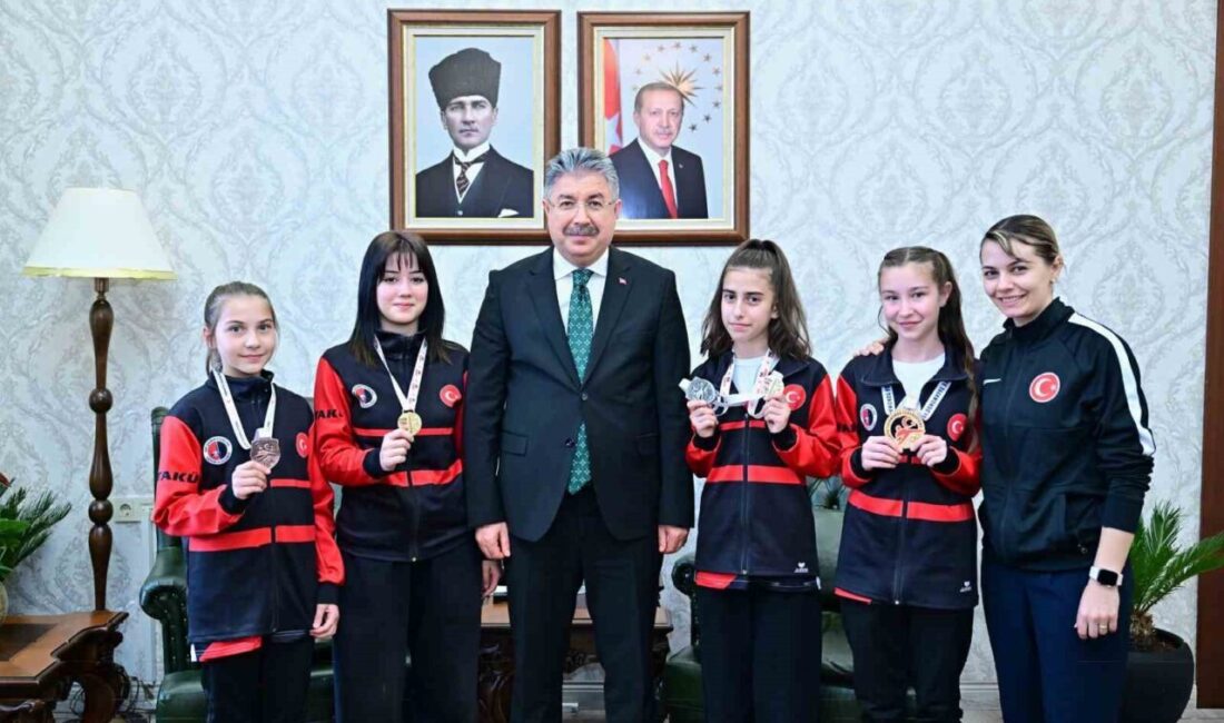 Eskişehir Valisi Dr. Erdinç Yılmaz, GK Şampiyonlar Spor Kulübü Antrenörü