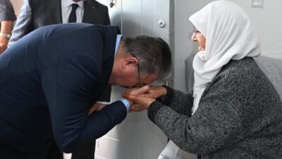 Eskişehir Valisi Erdinç Yılmaz, Tepebaşı ilçesinde yaşayan 84 yaşındaki Ayşe