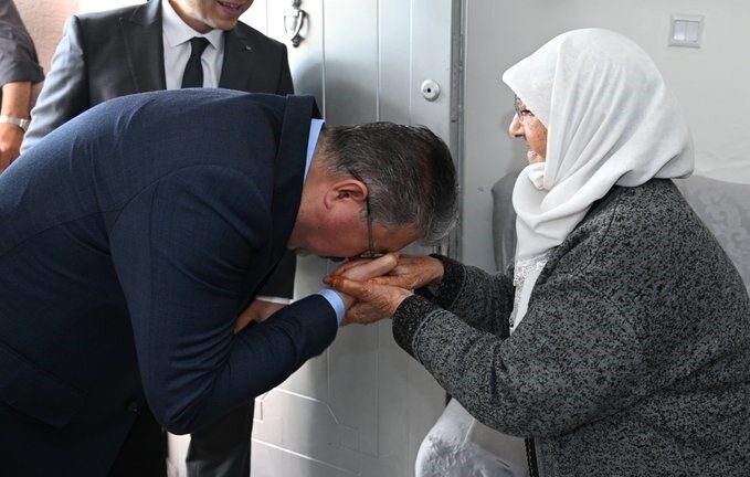 Eskişehir Valisi Erdinç Yılmaz, Tepebaşı ilçesinde yaşayan 84 yaşındaki Ayşe