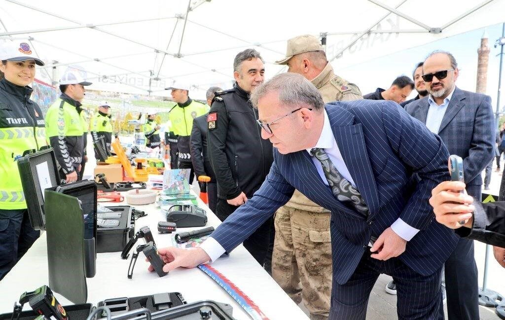 Kars Valisi Ziya Polat, Trafik Haftası kapsamında düzenlenen etkinliklere katılarak