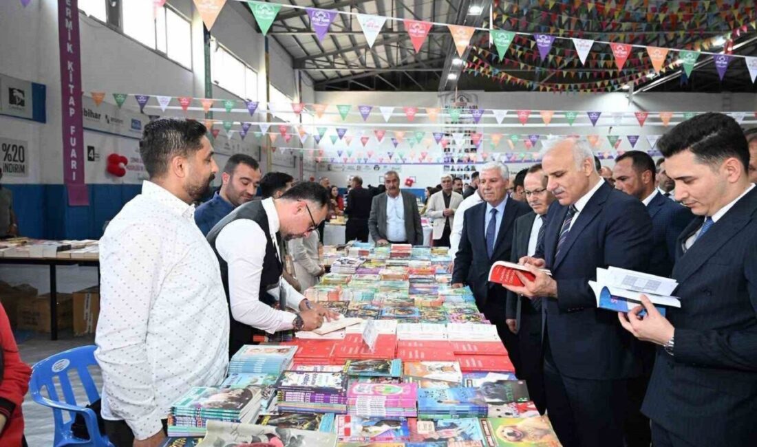 Diyarbakır Valisi Murat Zorluoğlu, beraberindeki heyetle Çermik 6. Kitap Fuarı