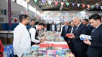 Diyarbakır Valisi Murat Zorluoğlu, beraberindeki heyetle Çermik 6. Kitap Fuarı