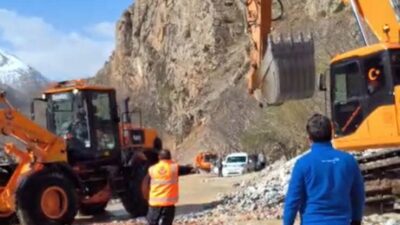 Van’ın Çatak ilçesinde şiddetli yağış sonrası kapanan kara yolu, ekiplerin