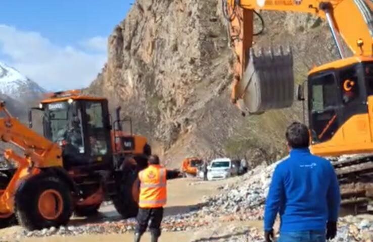 Van’ın Çatak ilçesinde şiddetli yağış sonrası kapanan kara yolu, ekiplerin