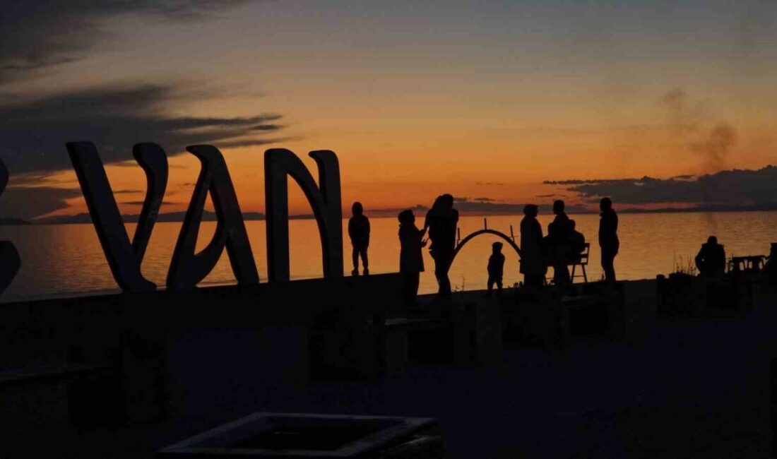 Türkiye’nin en büyük gölü olan Van Gölü, gün batımında oluşan