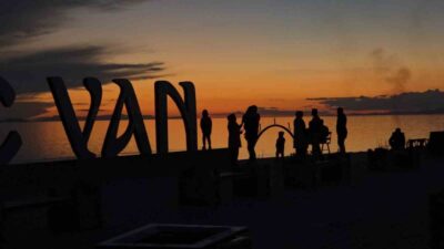 Türkiye’nin en büyük gölü olan Van Gölü, gün batımında oluşan