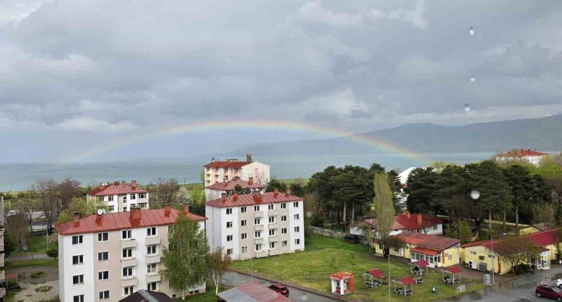 Bitlis’in Tatvan ilçesinde etkili olan yağmurun ardından Van Gölü üzerinde