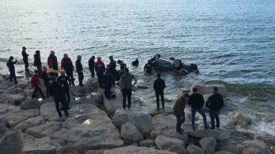 Van’da meydan gelen kazada Van Gölü’ne yuvarlanan otomobildeki 1 kişi