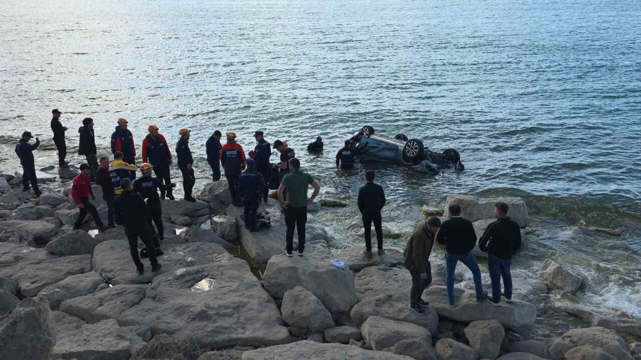 Van’da meydan gelen kazada Van Gölü’ne yuvarlanan otomobildeki 1 kişi