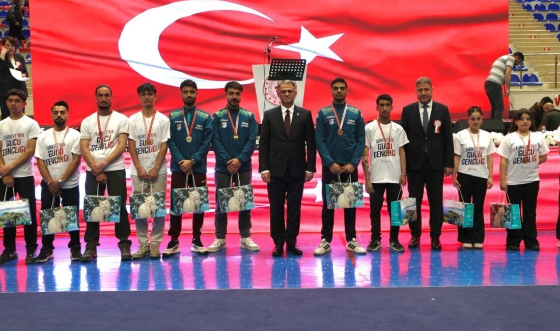 Van’da 19 Mayıs Atatürk’ü Anma, Gençlik ve Spor Bayramı törenle