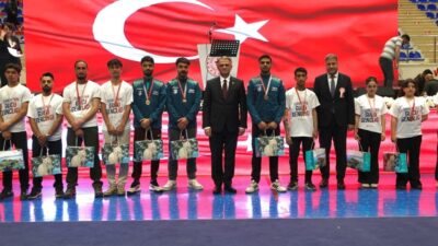 Van’da 19 Mayıs Atatürk’ü Anma, Gençlik ve Spor Bayramı törenle
