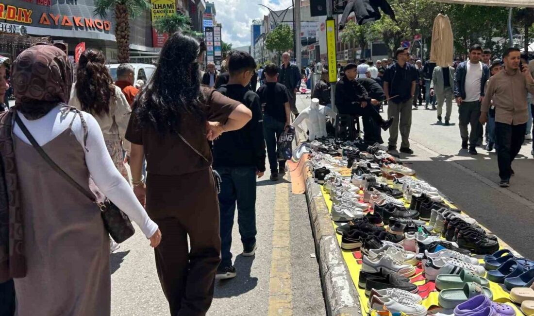 Van’da Kurban Bayramı dolayısıyla çarşı ve pazarlarda kurulan tezgâhlarda renkli