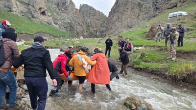Van’ın İpekyolu ilçesinde dağlık alanda yürüyüş yaptığı sırada düşerek yaralanan