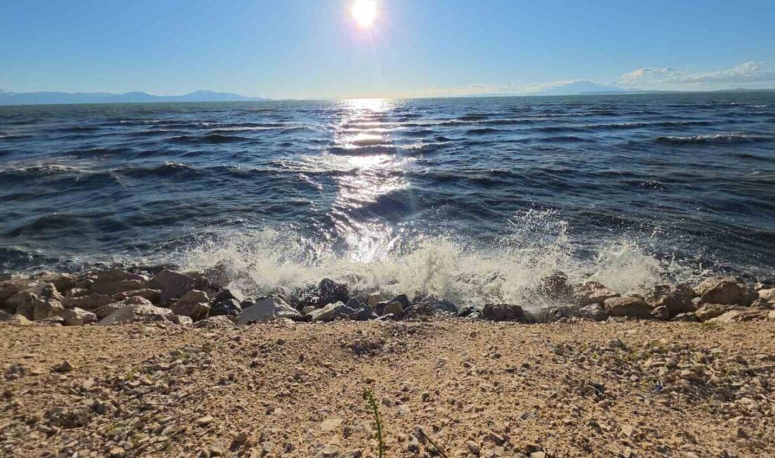 Van’da gün boyunca etkili olan kuvvetli rüzgar, Van Gölü’nde dalga