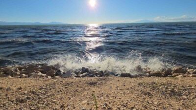 Van’da gün boyunca etkili olan kuvvetli rüzgar, Van Gölü’nde dalga