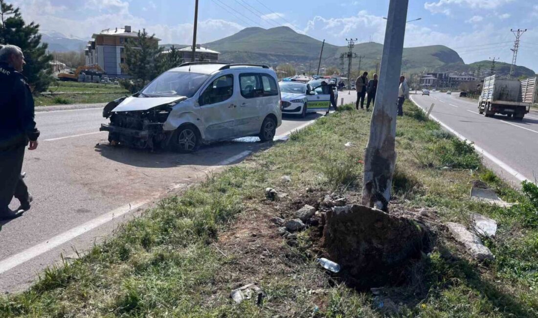 Van’ın Gevaş ilçesinde kapalı kasa kamyonetin aydınlatma direğine çarpması sonucu