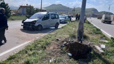 Van’ın Gevaş ilçesinde kapalı kasa kamyonetin aydınlatma direğine çarpması sonucu