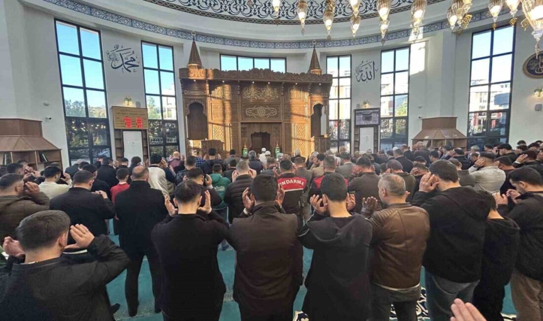 Van’da vatandaşlar, Kurban Bayramı namazını kılmak için sabahın erken saatlerinde