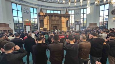 Van’da vatandaşlar, Kurban Bayramı namazını kılmak için sabahın erken saatlerinde