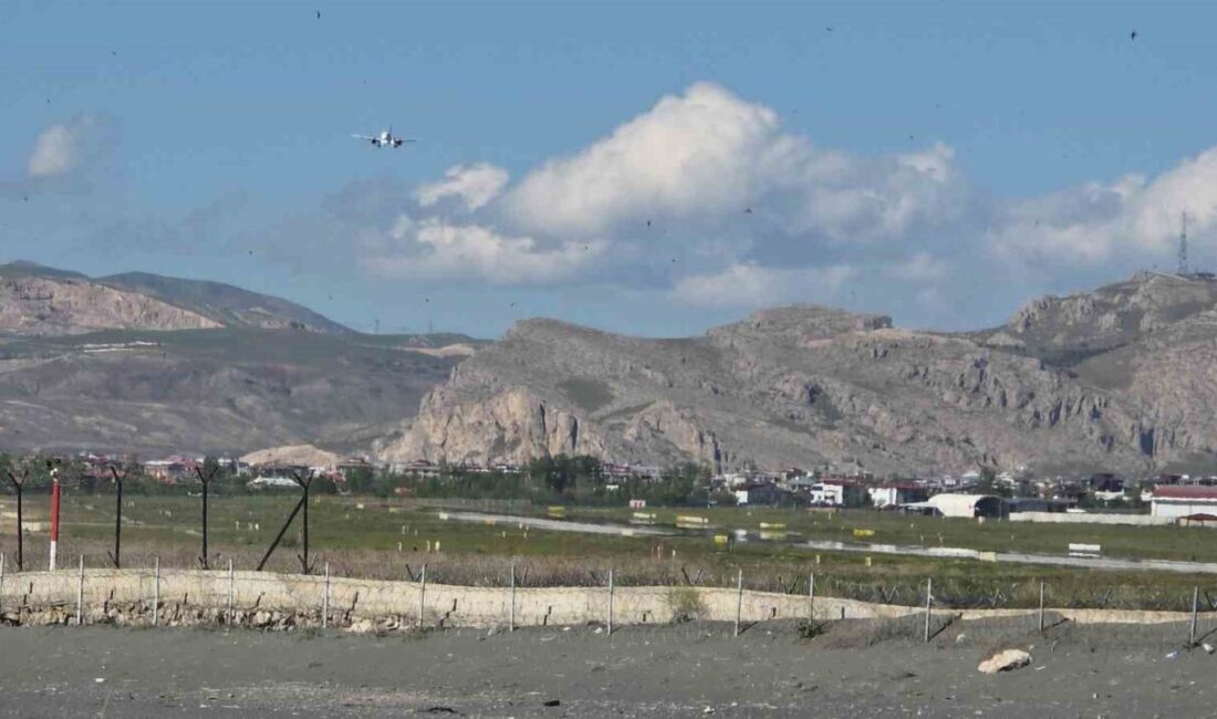 Van’da etkili olan kuvvetli rüzgar, hava ulaşımını olumsuz etkiledi. Bazı