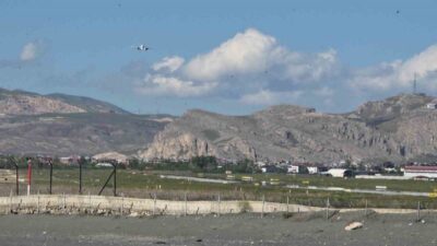 Van’da etkili olan kuvvetli rüzgar, hava ulaşımını olumsuz etkiledi. Bazı