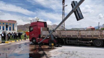 ?Van’da seyir halindeki tırın yol kenarındaki yön tabelası direğine çarpması