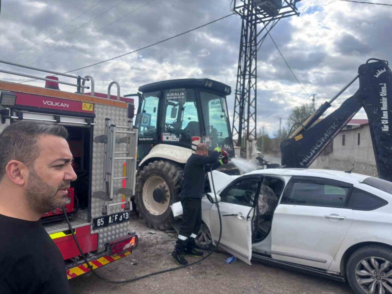 Van-Erciş karayolu üzerinde otomobile iş makinesinin çarpışması sonucu 1 kişi