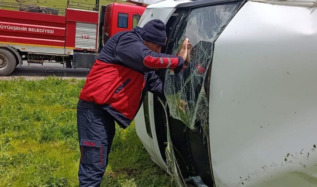 Van’ın Gevaş ilçesinde minibüsün devrilmesi sonucu meydana gelen kazada 2
