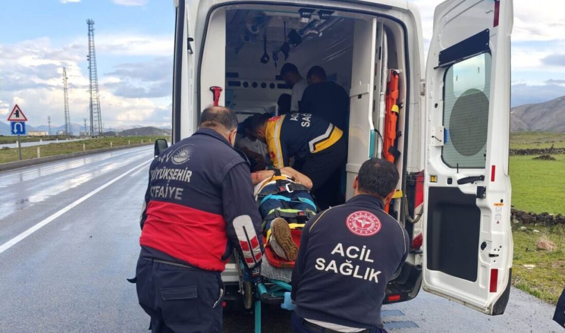 Van’ın Çaldıran ilçesinde kamyonetin şarampole yuvarlanması sonucu meydana gelen trafik