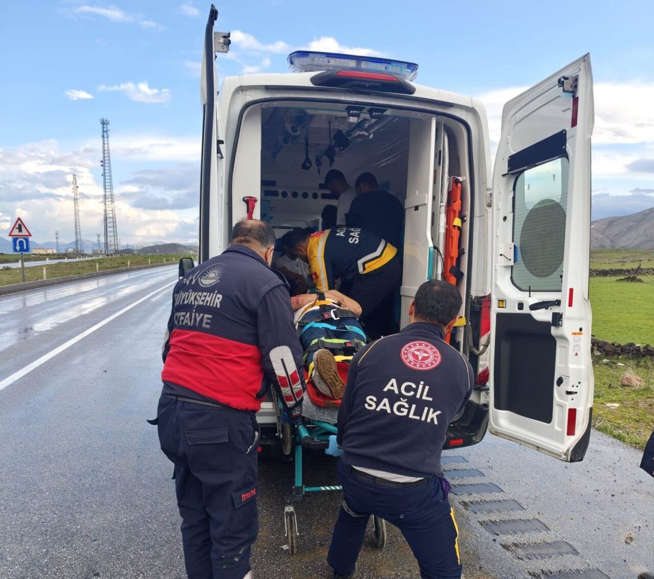Van’ın Çaldıran ilçesinde kamyonetin şarampole yuvarlanması sonucu meydana gelen trafik