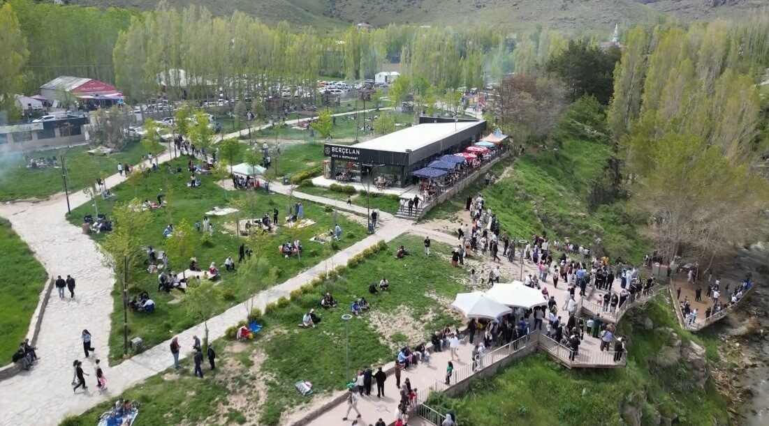 Van’ın gözde doğal güzelliklerinden biri olan Muradiye Şelalesi, bayram tatilinde