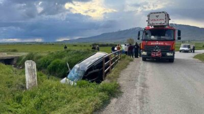 Van’ın Muradiye ilçesinde kamyonetin kanala düşmesi sonucu meydana gelen trafik