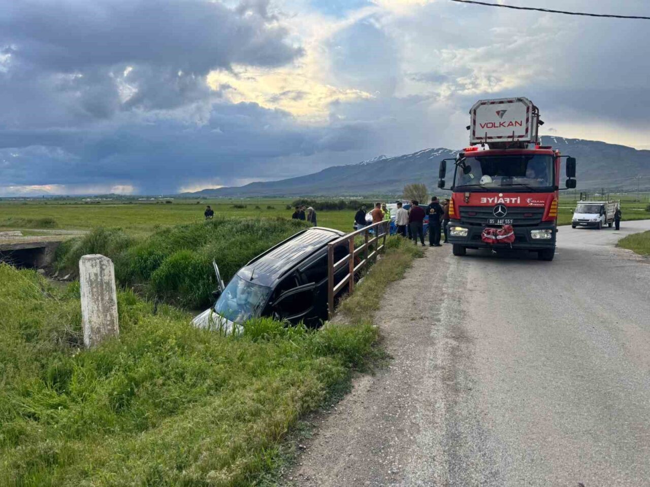 Van’ın Muradiye ilçesinde kamyonetin kanala düşmesi sonucu meydana gelen trafik