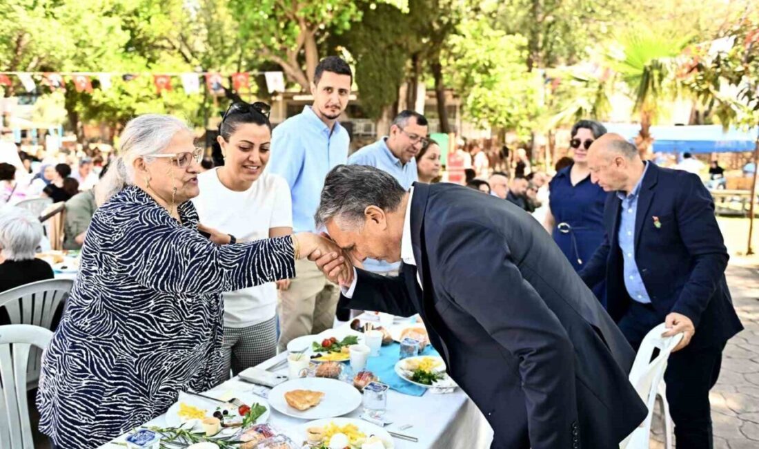 Antalya Muratpaşa Belediye Başkanı Ümit Uysal, Anneler Günü dolayısıyla düzenlenen