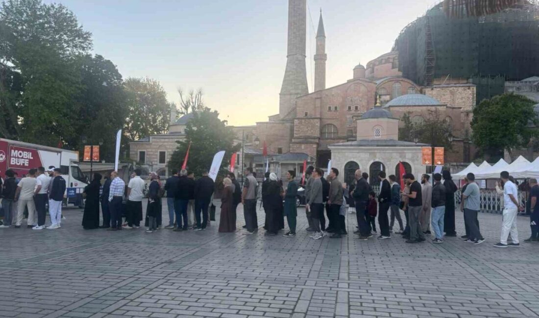 İstanbul’da çok sayıda vatandaş bayram namazını kılmak için sabah erken