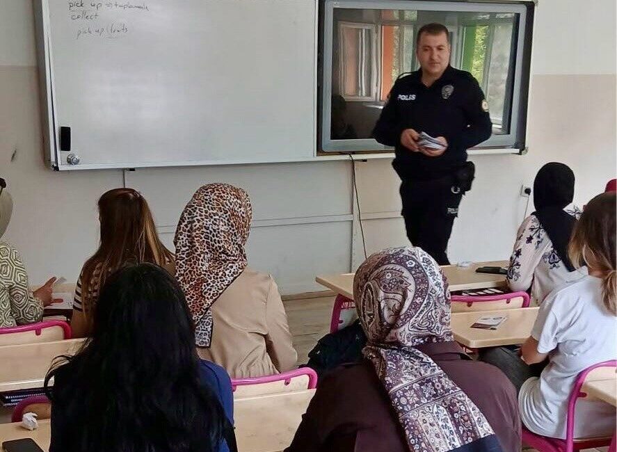 Bilecik’in Osmaneli ilçesinde velilere dolandırıcılık ve KADES bilgilendirmesi yapıldı. Bilecik