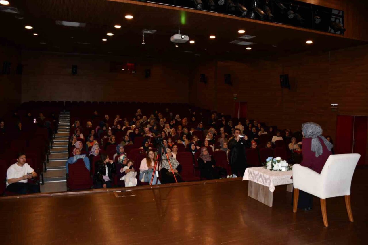 Samsun’un Vezirköprü ilçesinde Anneler Günü kapsamında düzenlenen programda Uzman Klinik
