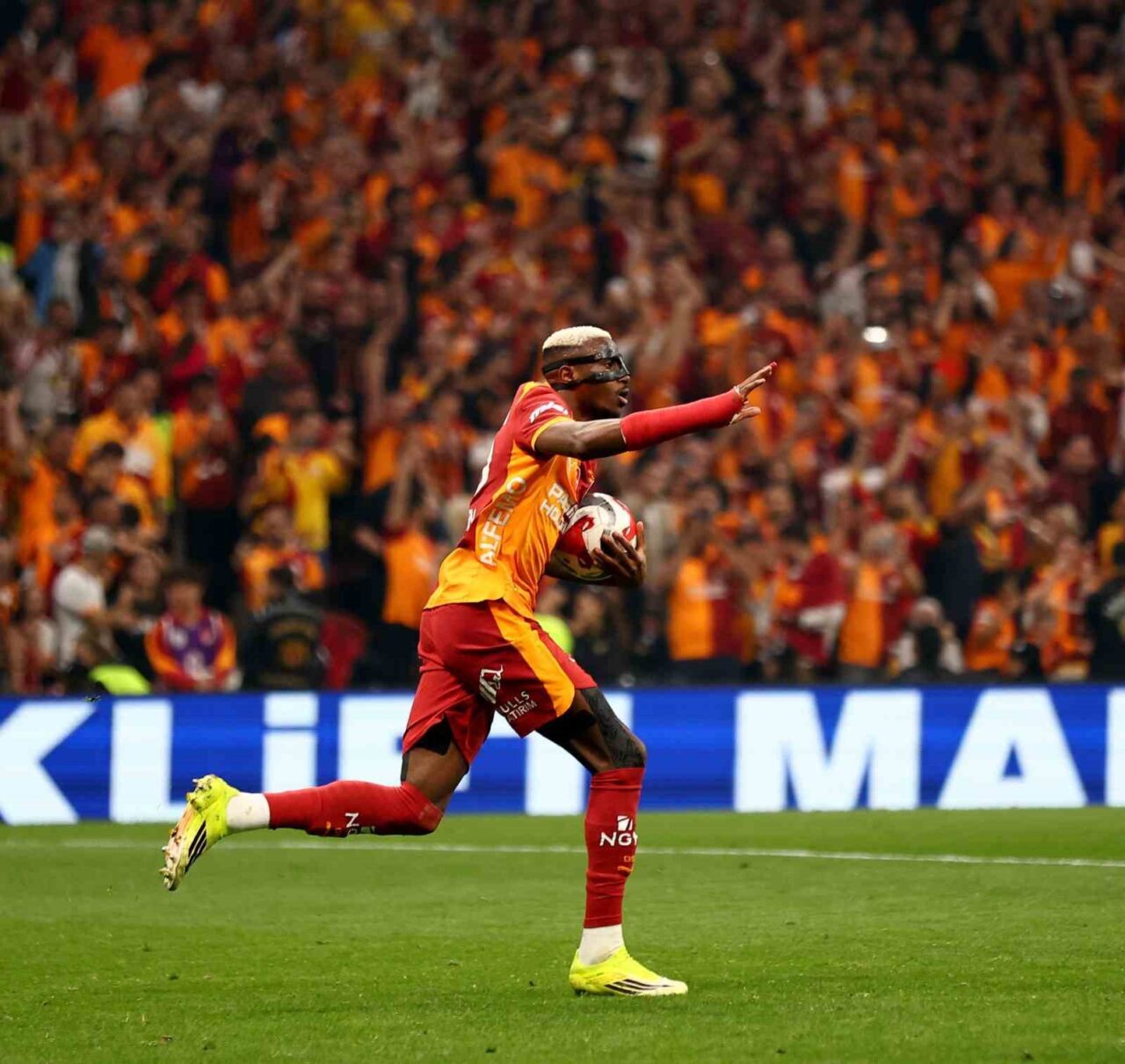Galatasaray’ın Nijeryalı futbolcusu Victor Osimhen, Antalyaspor maçıyla bu sezon ligde