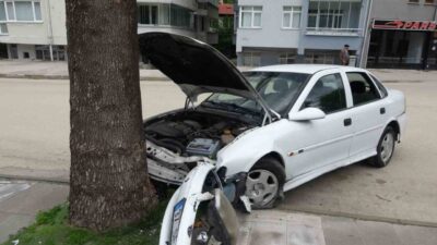 Kastamonu’da il merkezinde virajı alamayan otomobil, kaldırımda bulunan ağaca çarptı.