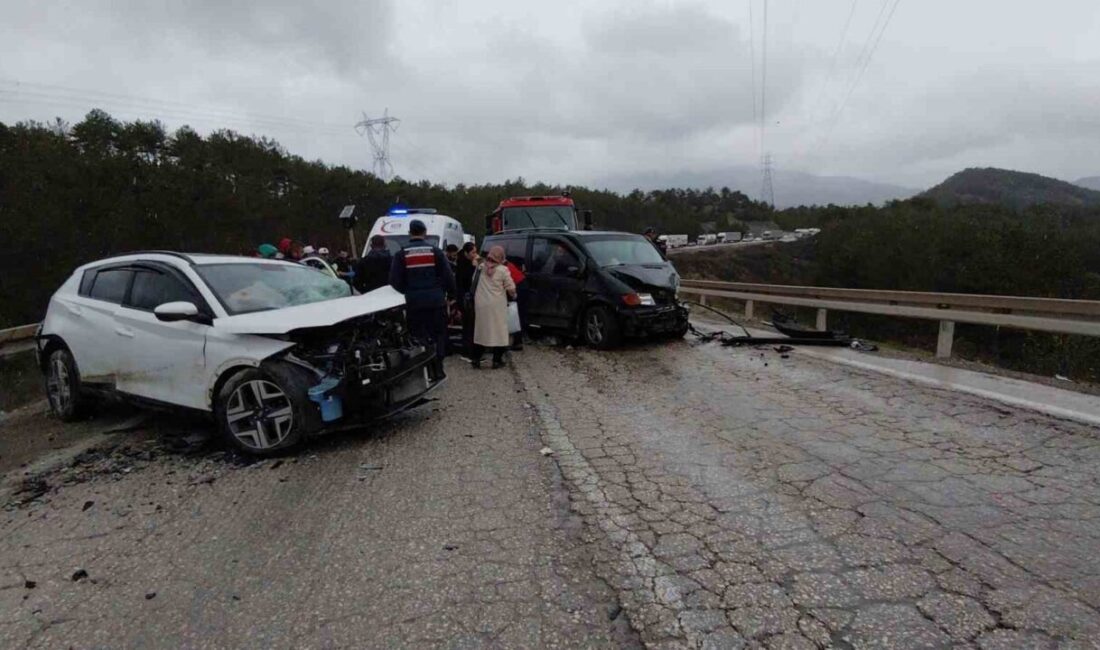 Bolu’da virajı alamayan otomobilin karşı yönden gelen minibüsle kafa kafaya