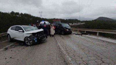 Bolu’da virajı alamayan otomobilin karşı yönden gelen minibüsle kafa kafaya