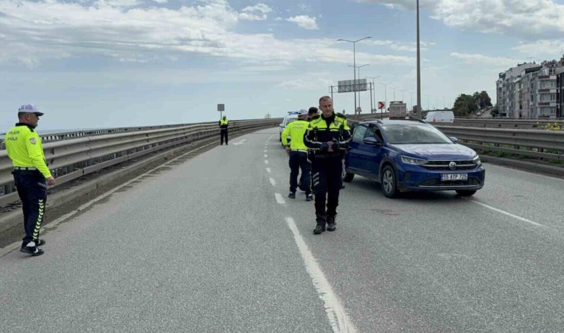 Samsun’un Canik ilçesinde viyadük üzerinde yol çalışması sırasında araçları uyarmak