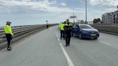 Samsun’un Canik ilçesinde viyadük üzerinde yol çalışması sırasında araçları uyarmak