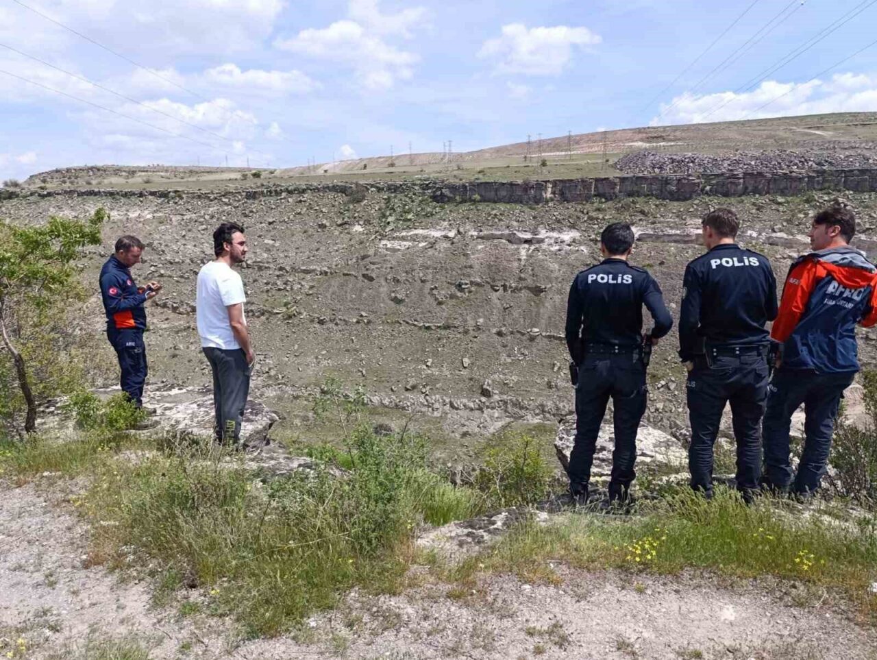 Kayseri’nin Talas ilçesinde viyadükte mahsur kalan genç ekipler tarafından kurtarıldı.