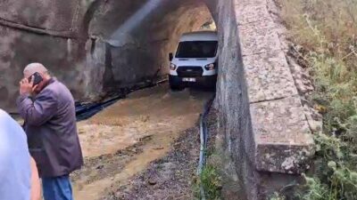 Gaziantep’in İslahiye ilçesinde aşırı yağışların ardından su basması nedeniyle minibüsle
