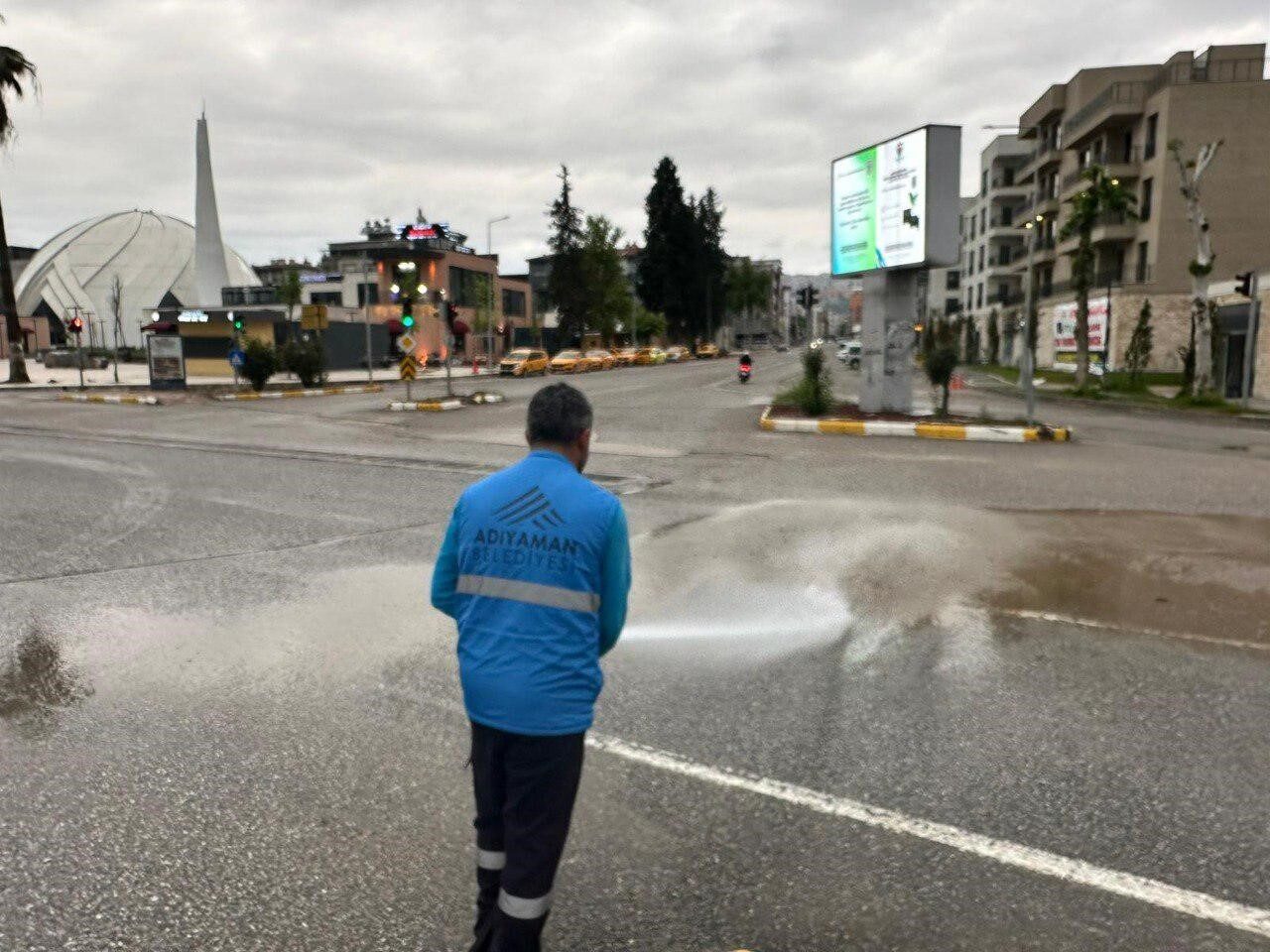 Adıyaman’da etkili olan şiddetli yağışın ardından Adıyaman Belediyesi Temizlik İşleri